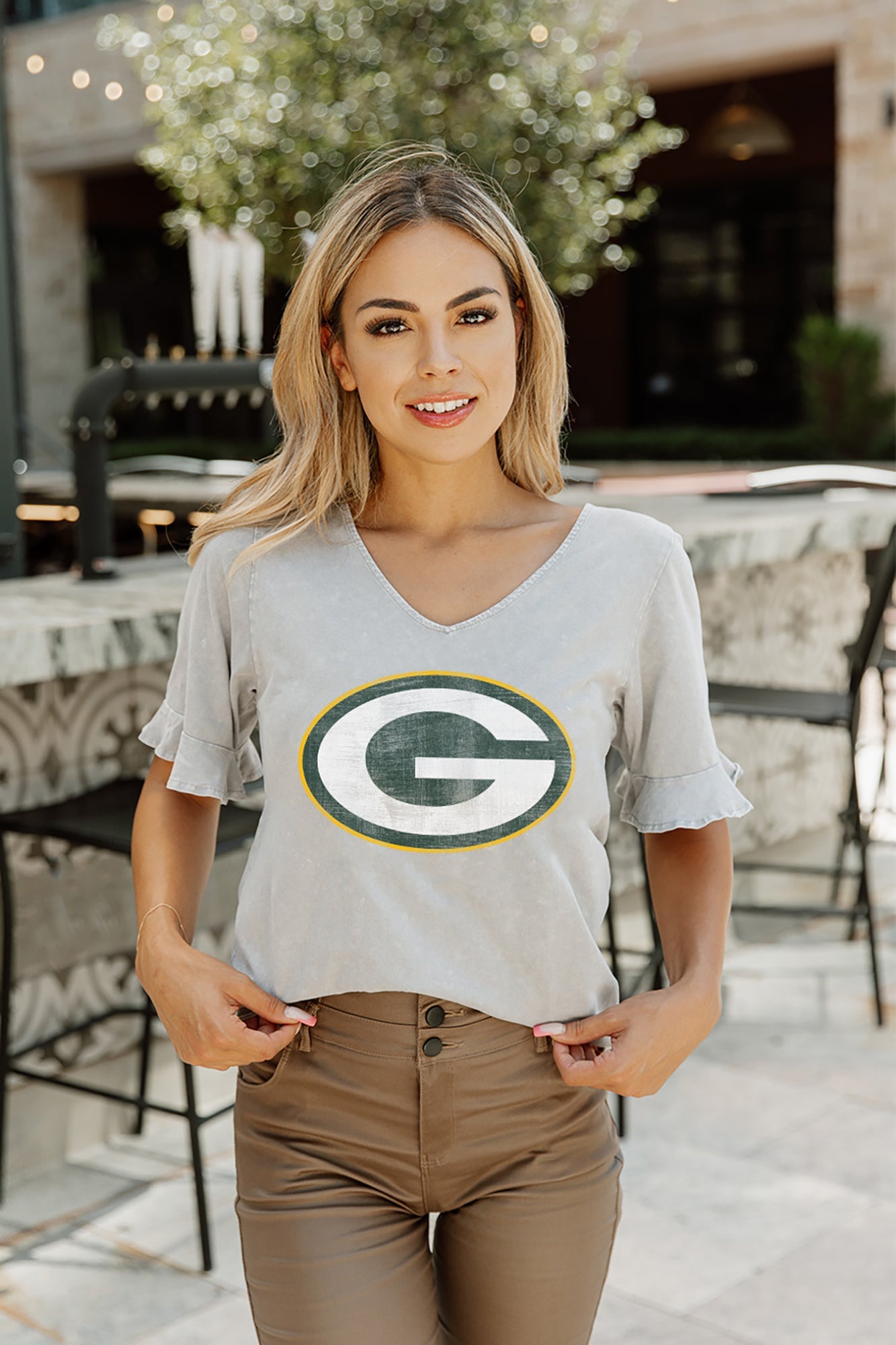 GREEN BAY PACKERS FIELD FINESSE RELAXED SNOW-WASH SHORT SLEEVE RUFFLE  DETAIL TOP