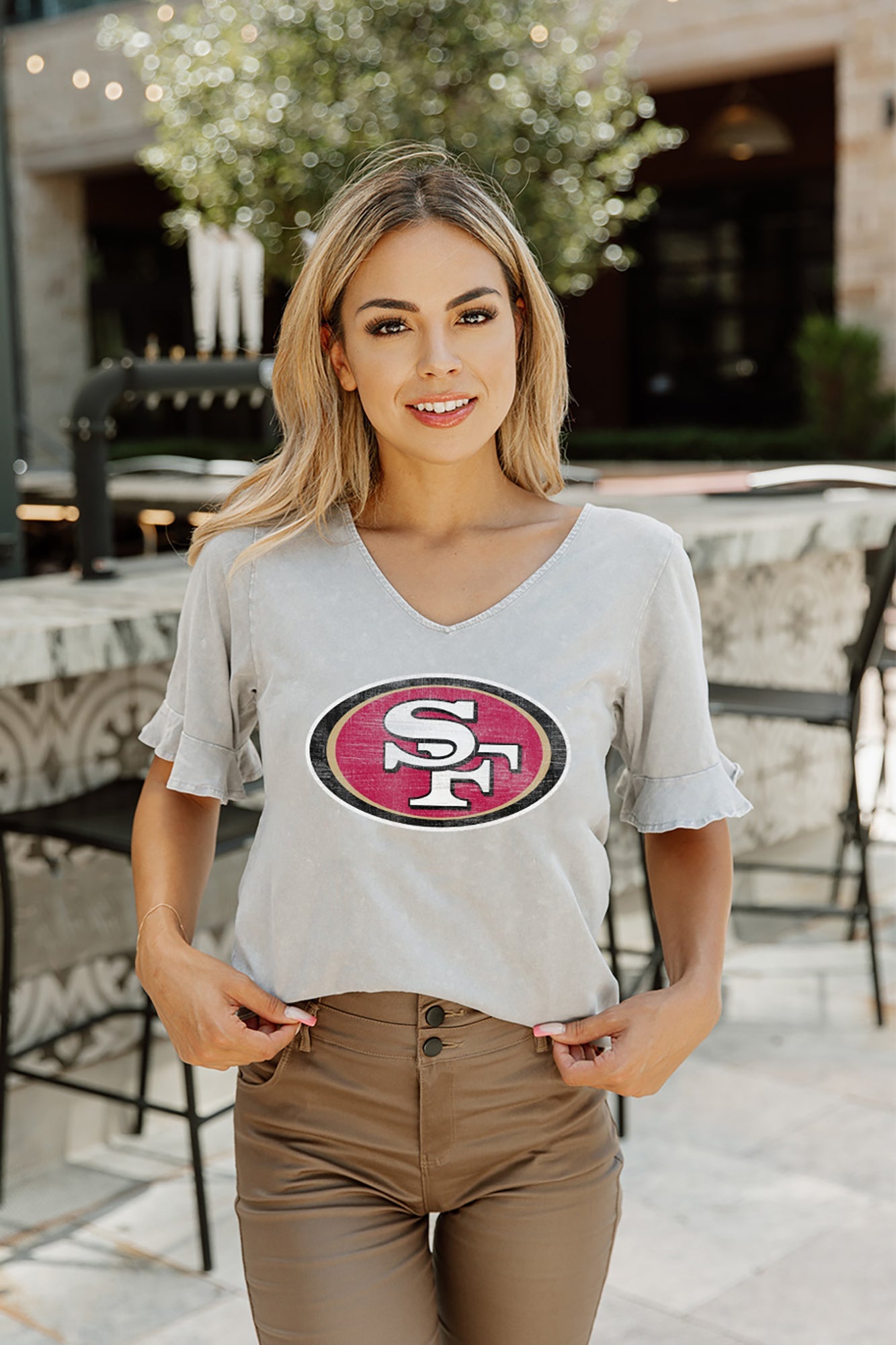 SAN FRANCISCO 49ERS FIELD FINESSE RELAXED SNOW-WASH SHORT SLEEVE RUFFLE  DETAIL TOP
