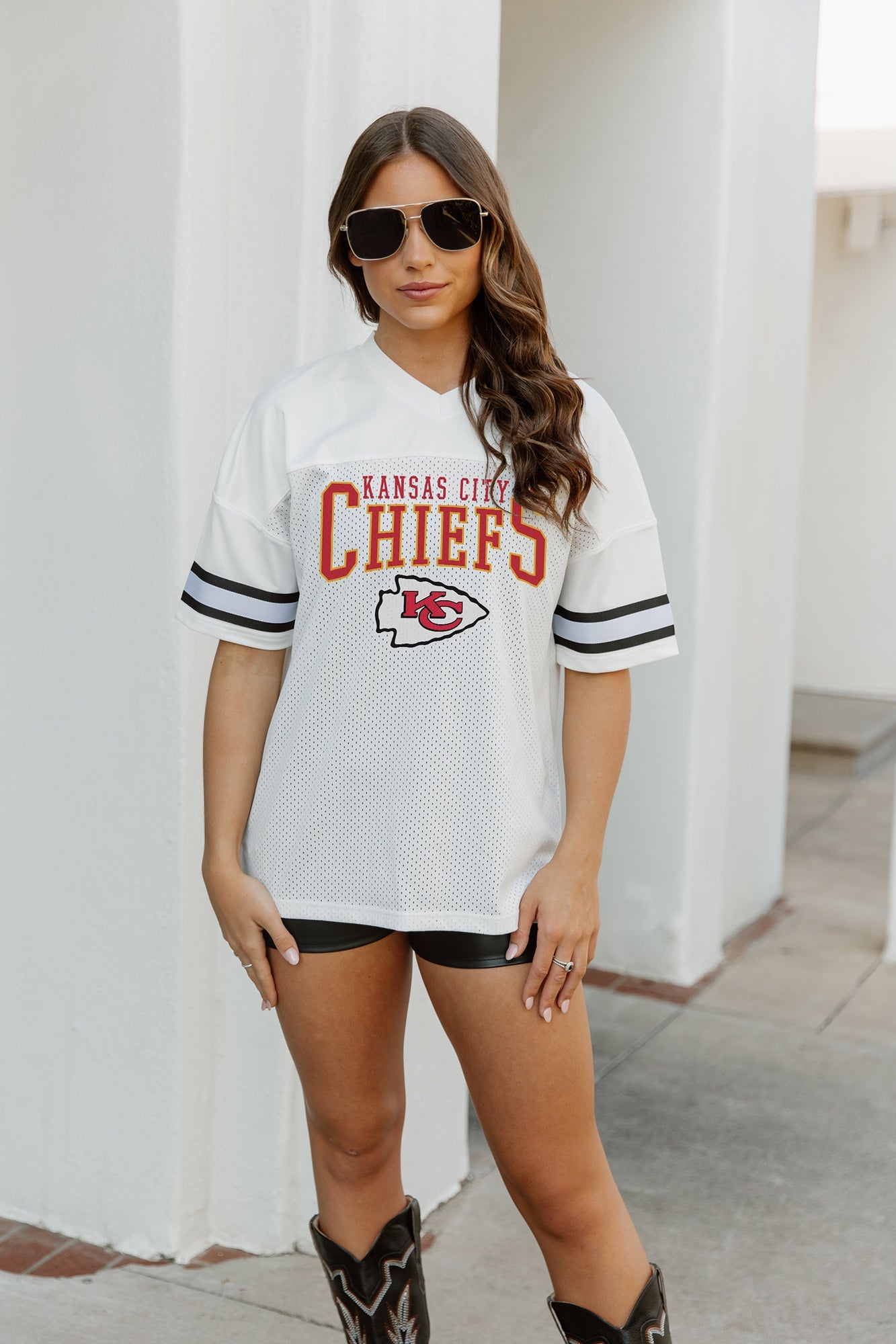 KANSAS CITY CHIEFS TOP RECRUIT SPORTY V-NECK OVERSIZED SIDE SLIT SHORT SLEEVE TOP