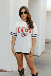 KANSAS CITY CHIEFS TOP RECRUIT SPORTY V-NECK OVERSIZED SIDE SLIT SHORT SLEEVE TOP