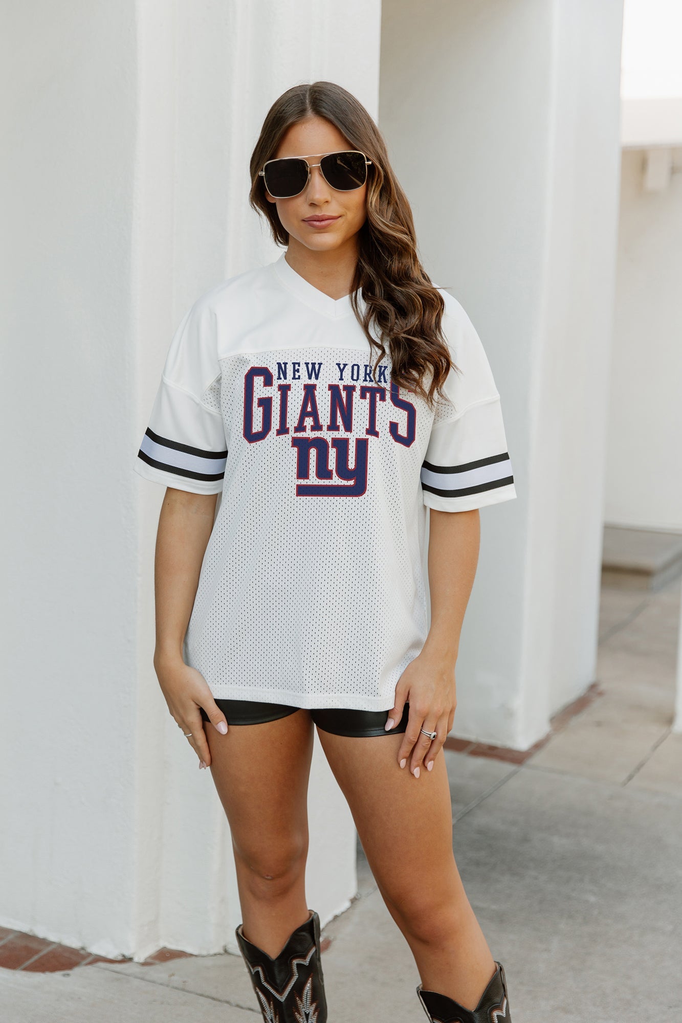 NEW YORK GIANTS TOP RECRUIT SPORTY V-NECK OVERSIZED SIDE SLIT SHORT SLEEVE TOP