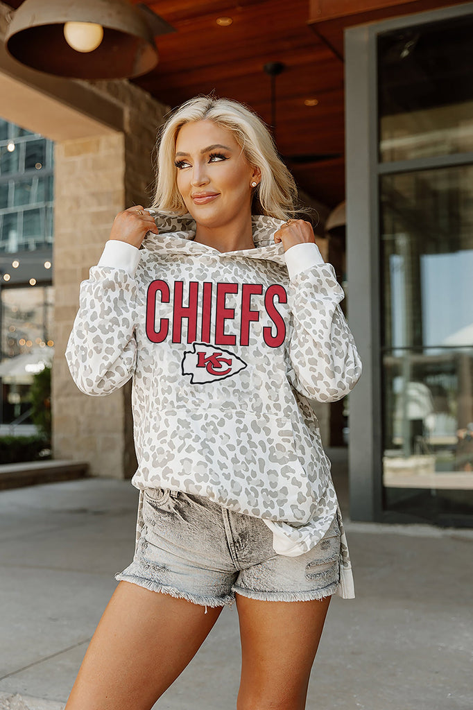 KANSAS CITY CHIEFS SIDELINE HOODED LEOPARD FLEECE PULLOVER WITH FRONT POCKET AND SIDE-SLIT DETAIL