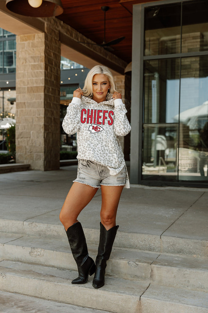 KANSAS CITY CHIEFS SIDELINE HOODED LEOPARD FLEECE PULLOVER WITH FRONT POCKET AND SIDE-SLIT DETAIL