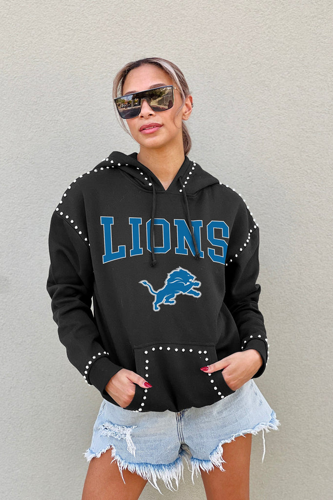 DETROIT LIONS CATCH THE VIBE STUDDED DETAIL FLEECE FRONT POCKET HOODIE