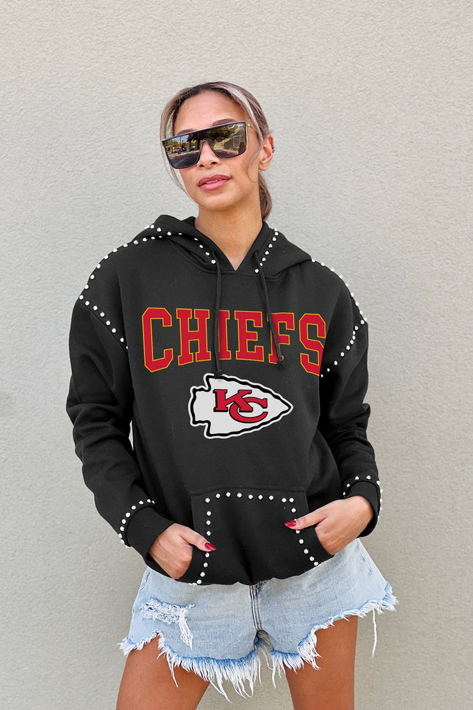 KANSAS CITY CHIEFS CATCH THE VIBE STUDDED DETAIL FLEECE FRONT POCKET HOODIE
