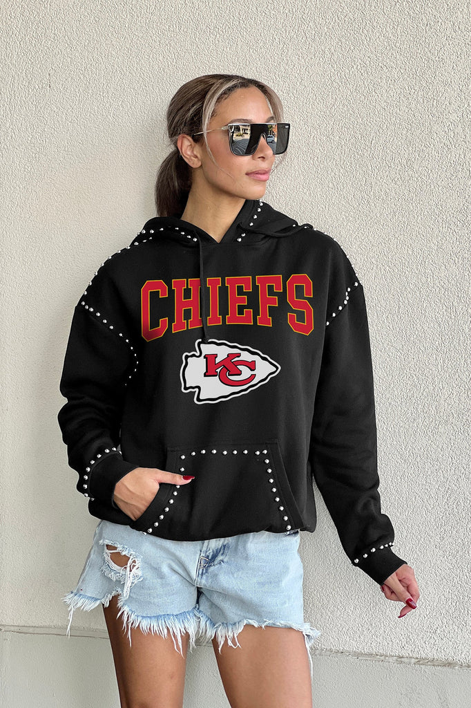 KANSAS CITY CHIEFS CATCH THE VIBE STUDDED DETAIL FLEECE FRONT POCKET HOODIE