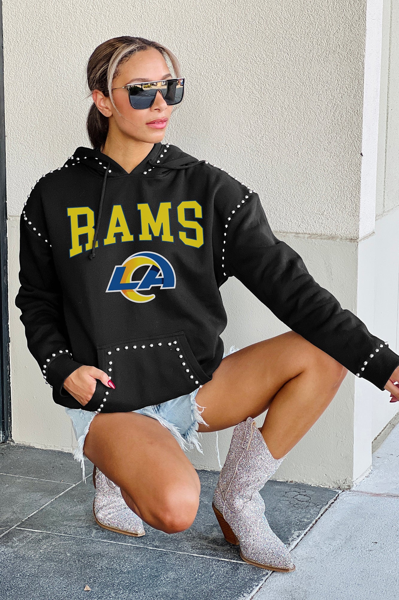 LOS ANGELES RAMS CATCH THE VIBE STUDDED DETAIL FLEECE FRONT POCKET HOODIE