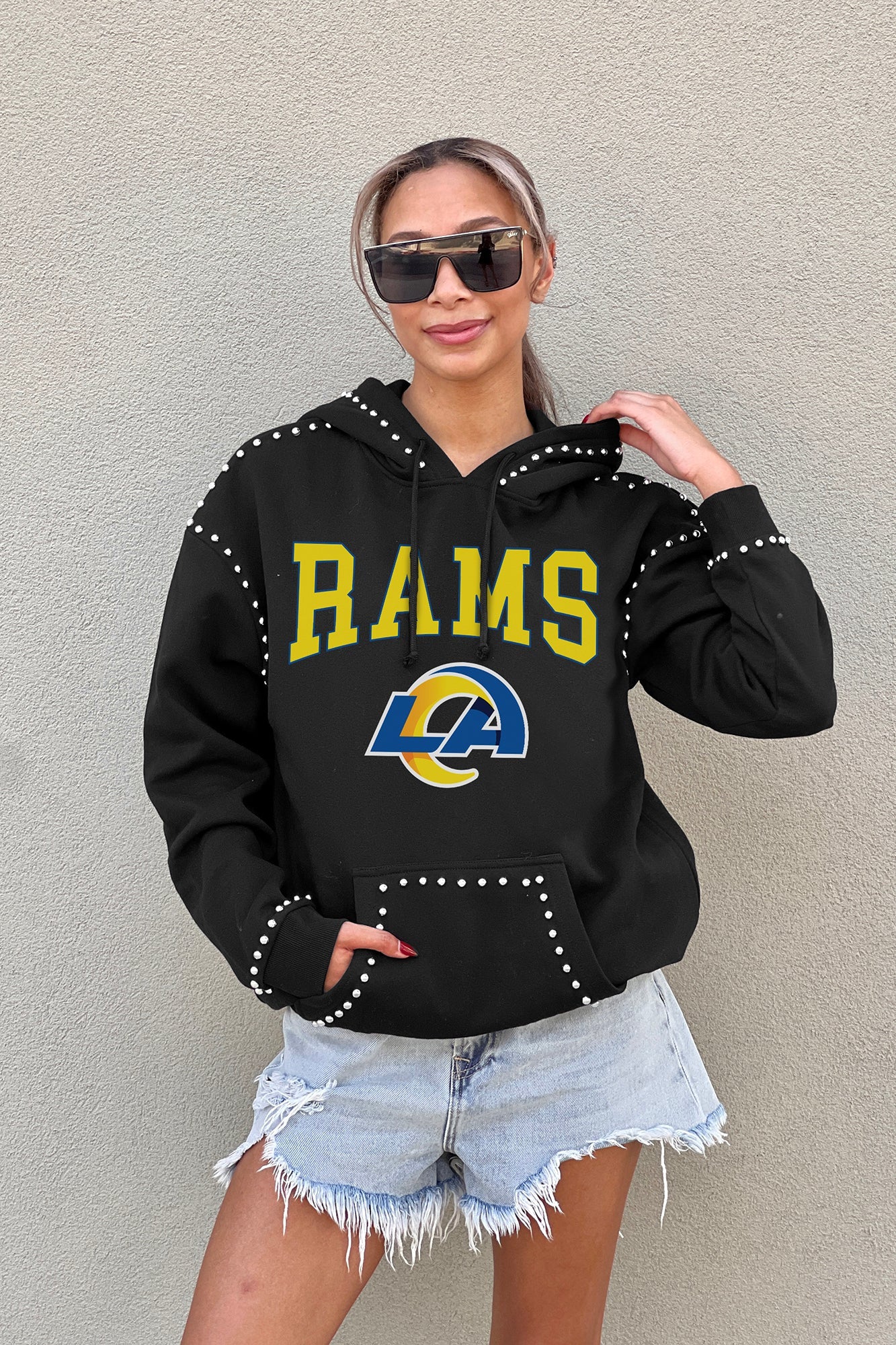 LOS ANGELES RAMS CATCH THE VIBE STUDDED DETAIL FLEECE FRONT POCKET HOODIE