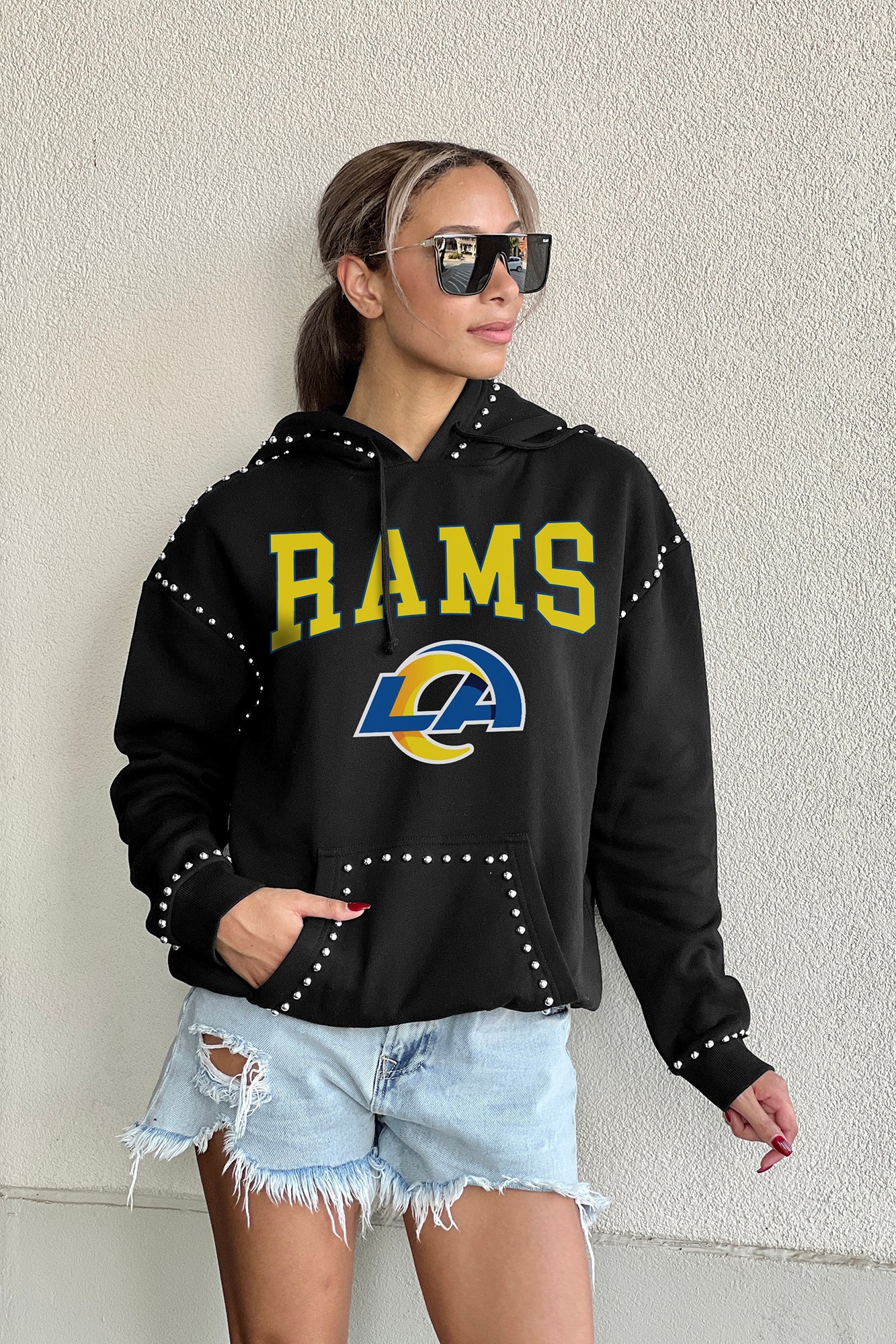 LOS ANGELES RAMS CATCH THE VIBE STUDDED DETAIL FLEECE FRONT POCKET HOODIE