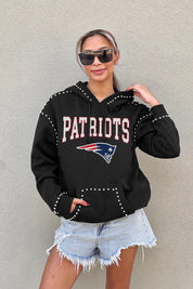 NEW ENGLAND PATRIOTS CATCH THE VIBE STUDDED DETAIL FLEECE FRONT POCKET HOODIE