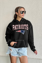 NEW ENGLAND PATRIOTS CATCH THE VIBE STUDDED DETAIL FLEECE FRONT POCKET HOODIE