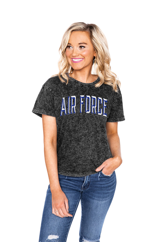 AIR FORCE FALCONS VARSITY VIBES MINERAL WASH CROPPED TEE