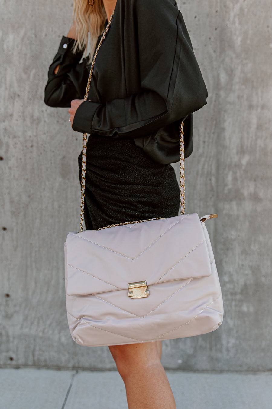 ONLY THE ESSENTIALS QUILTED BAG IN GREY-