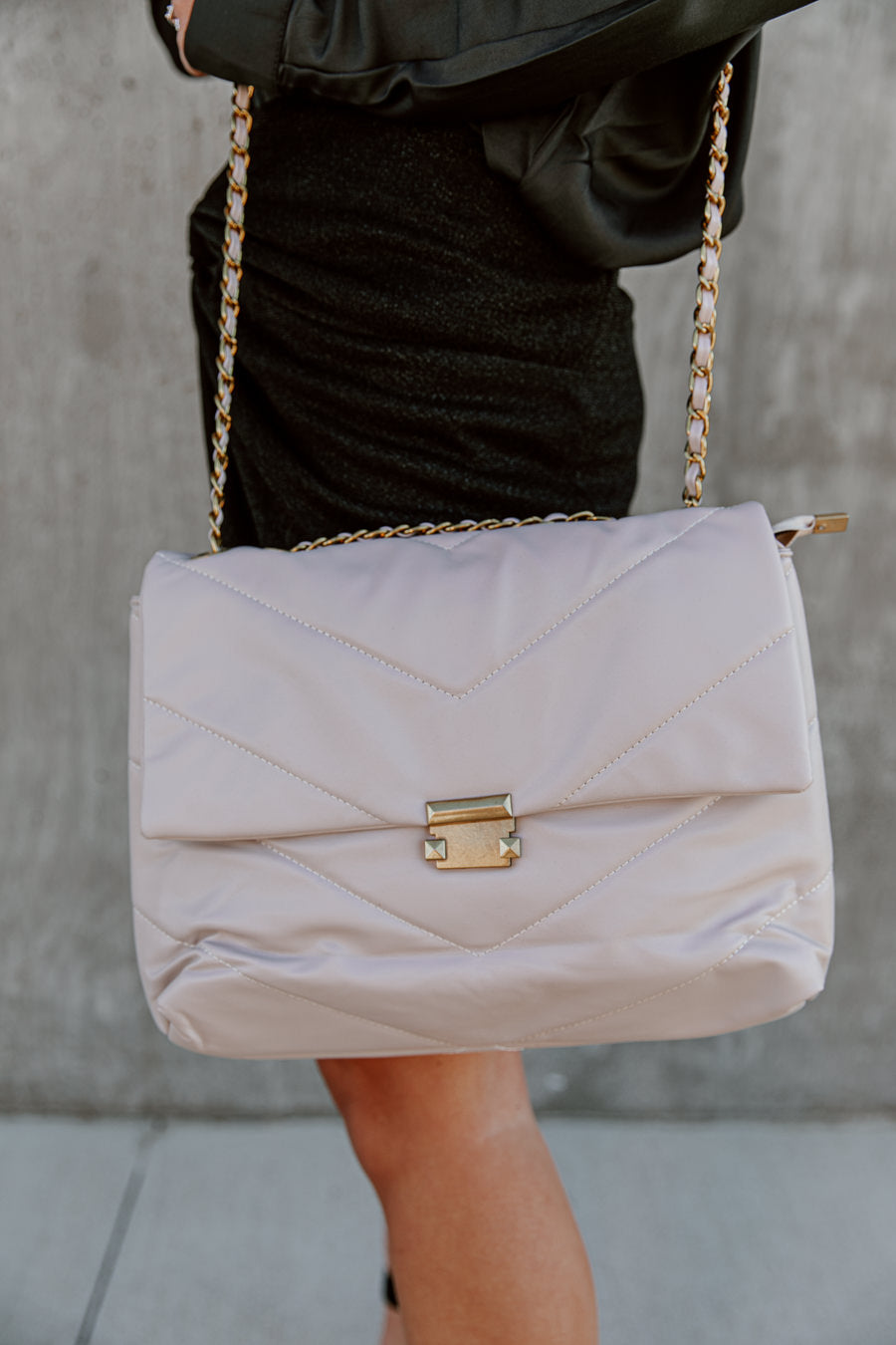 ONLY THE ESSENTIALS QUILTED BAG IN GREY-